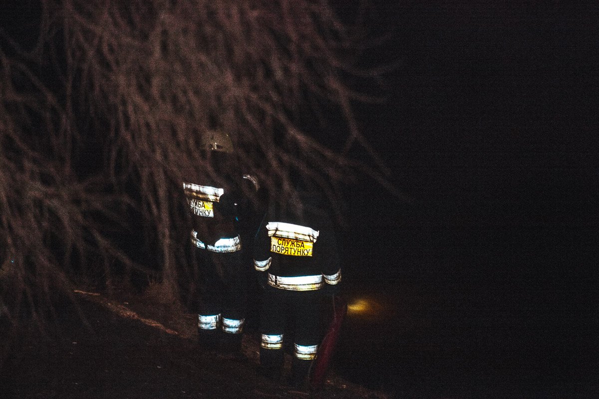 Несмотря на темноту и холод, спасатели и патрульные тщательно искали девушку Несмотря на темноту и холод, спасатели и патрульные тщательно искали девушку