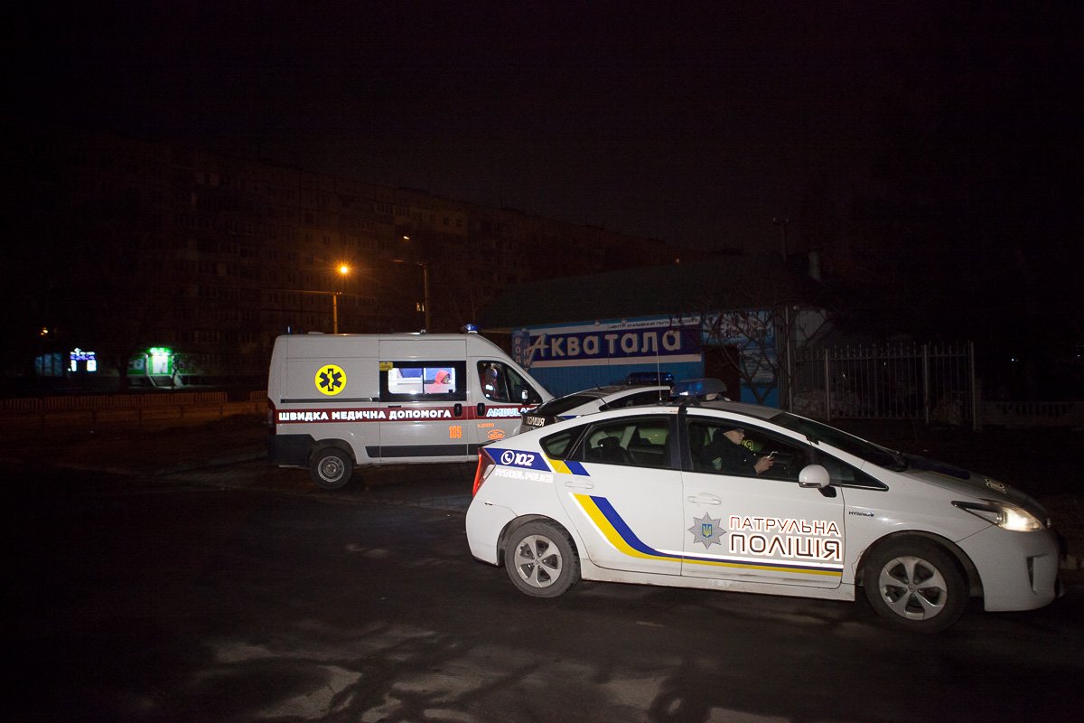 На проспекте Героев, 27 автомобиль Mercedes снес фонарный столб На проспекте Героев, 27 автомобиль Mercedes снес фонарный столб