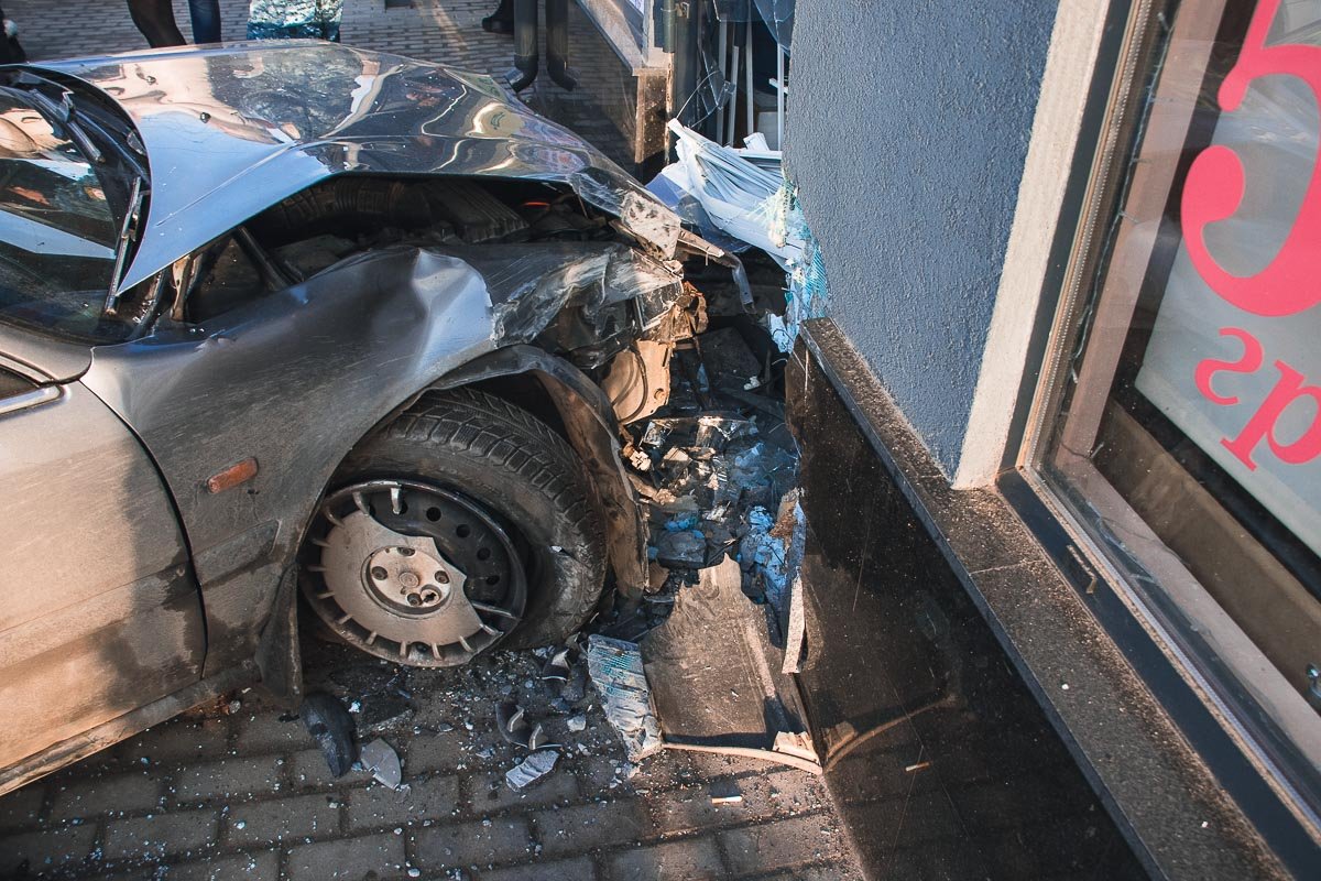 На место происшествия немедленно прибыло несколько экипажей патрульной полиции