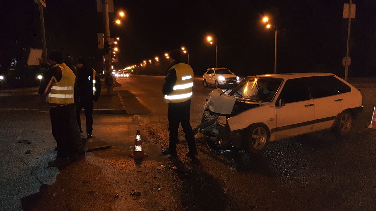 4 марта, около 18:00, на пересечении Слобожанского проспекта и улицы Тепличной столкнулись ВАЗ и Audi 4 марта, около 18:00, на пересечении Слобожанского проспекта и улицы Тепличной столкнулись ВАЗ и Audi