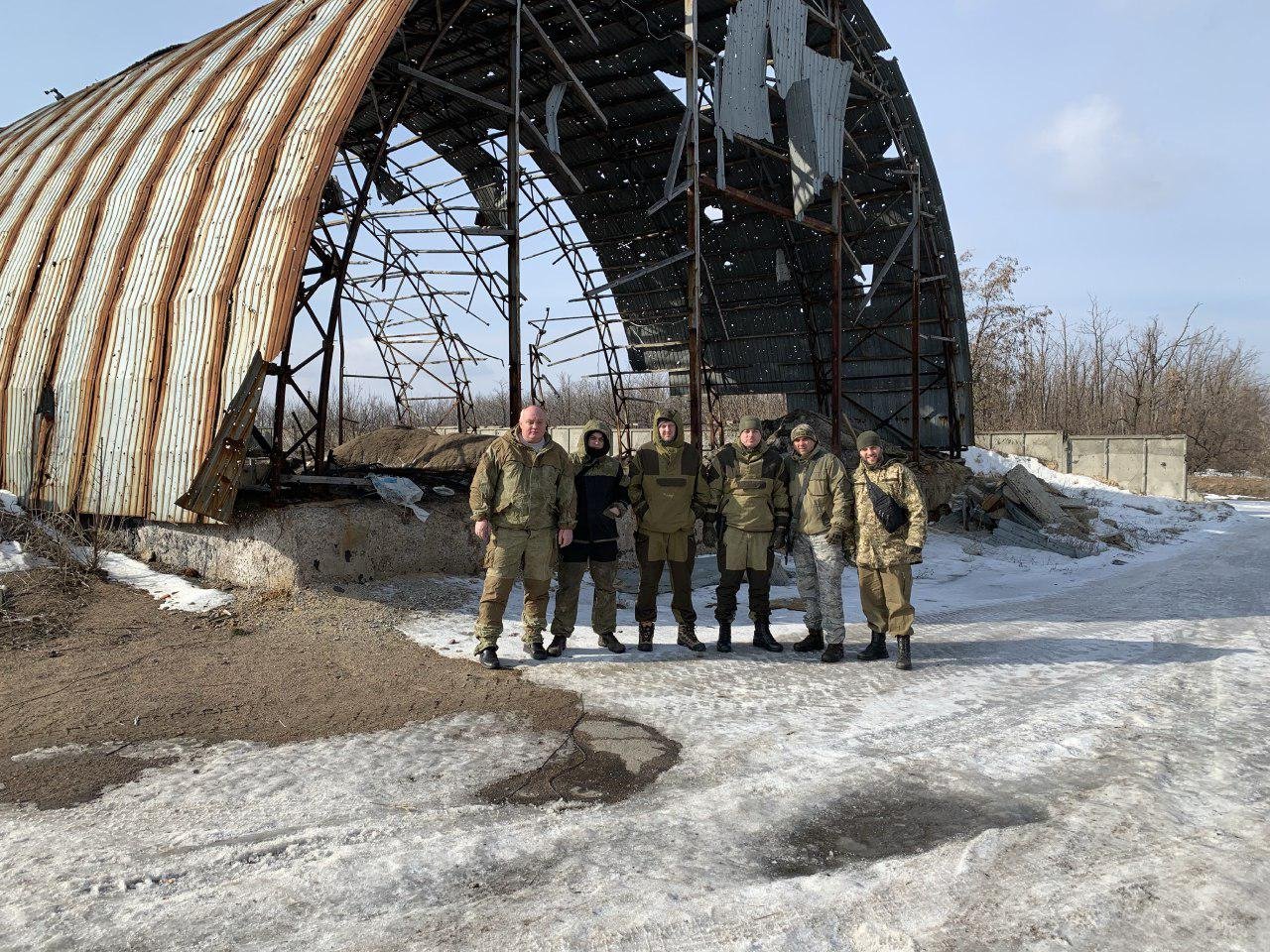 Мэр Каменского Андрей Белоусов привез снаряжение бойцам на передовую 1