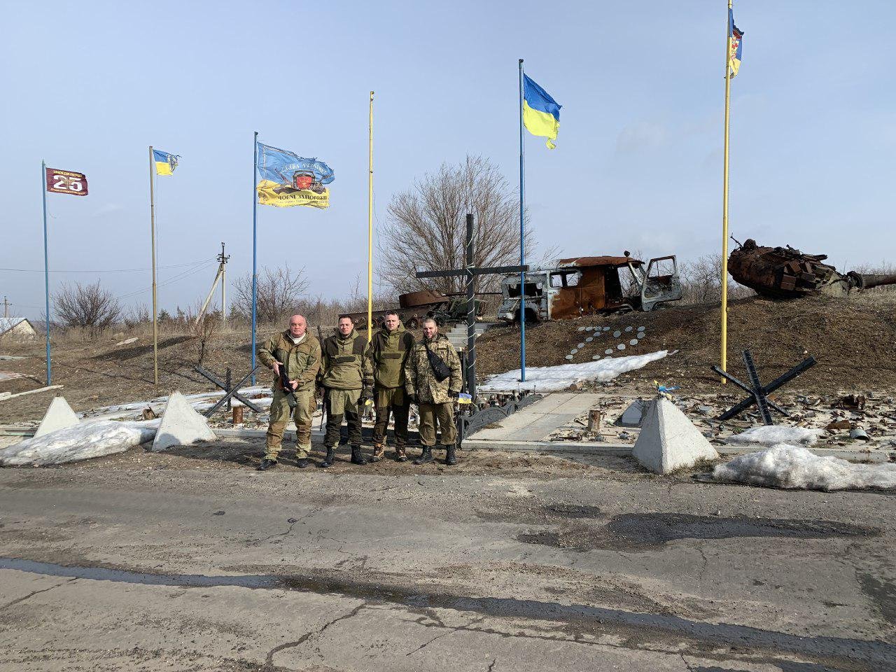 Мэр Каменского Андрей Белоусов привез снаряжение бойцам на передовую 2
