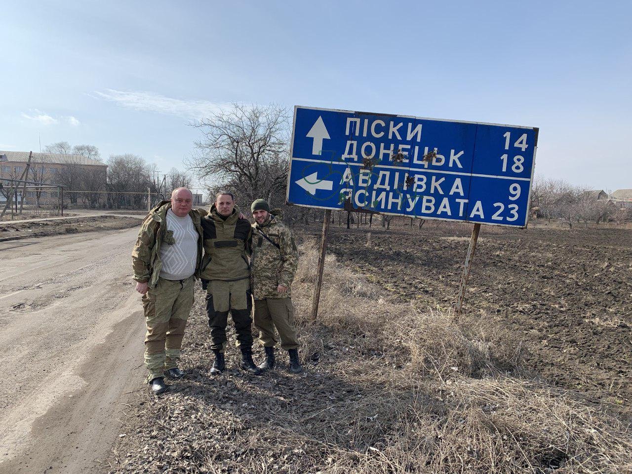 Мэр Каменского Андрей Белоусов привез снаряжение бойцам на передовую 4