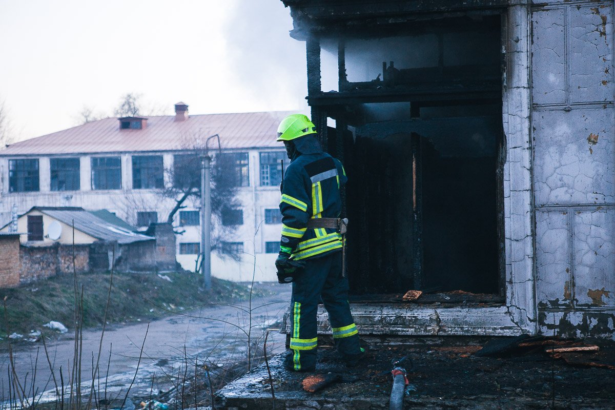 На борьбу с огнем направили спасателей 4 части