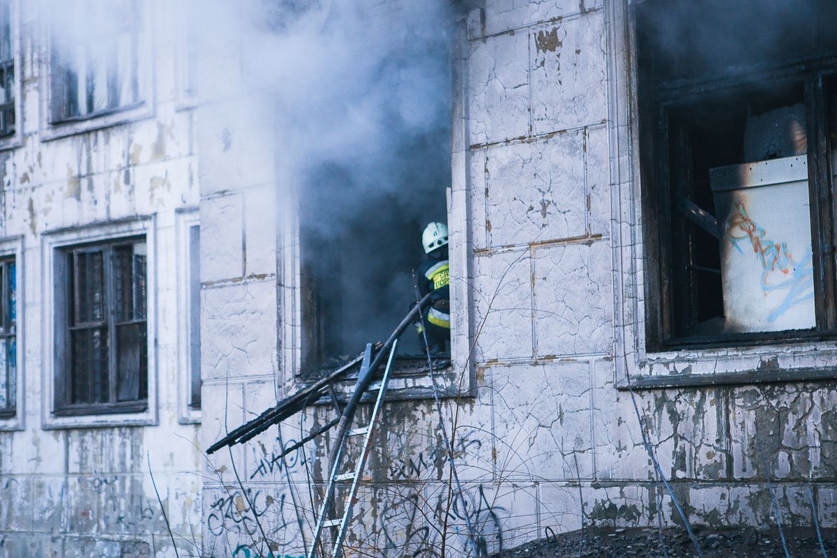 Пожар начался около 6:00