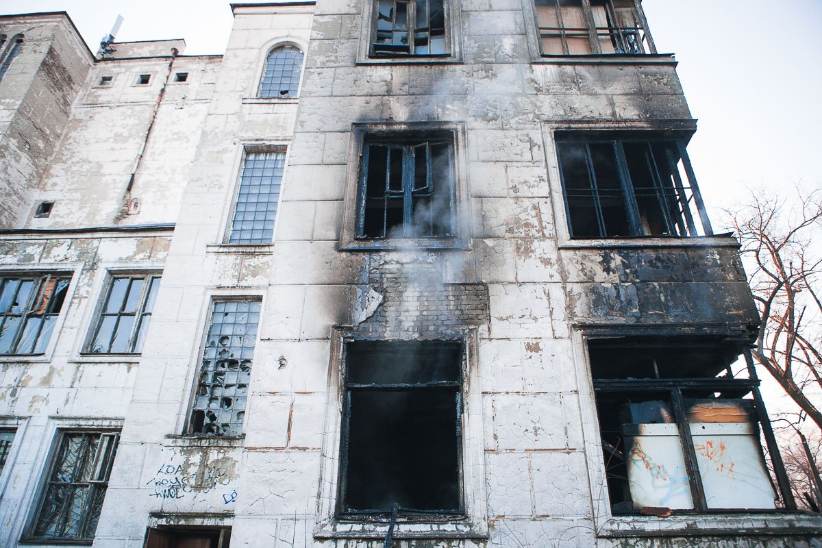 До приезда спасателей здесь было сильное задымление