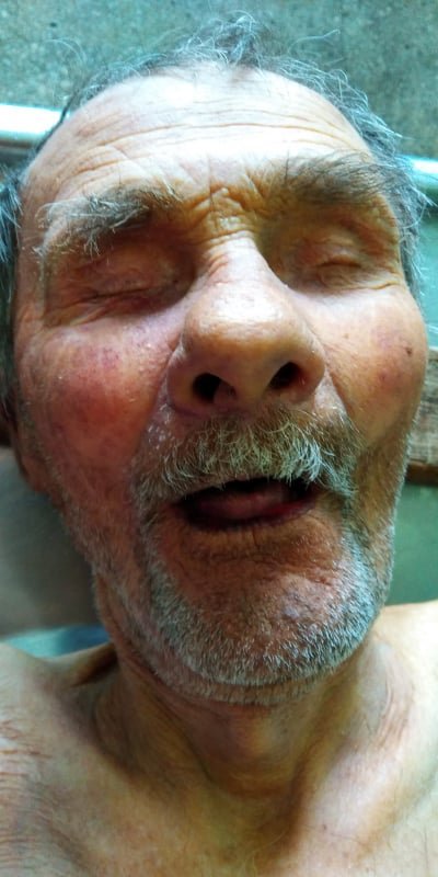 На вид умершему 70-75 лет 