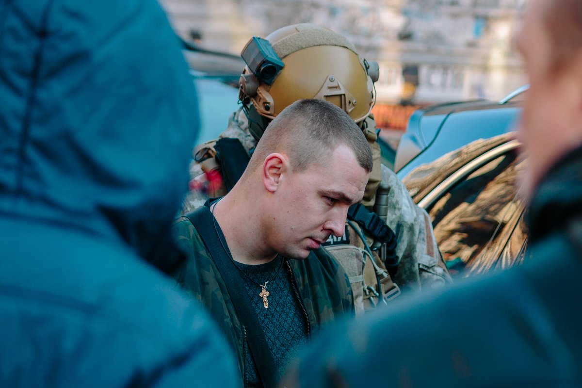 Машину задержанного осматривают Машину задержанного осматривают