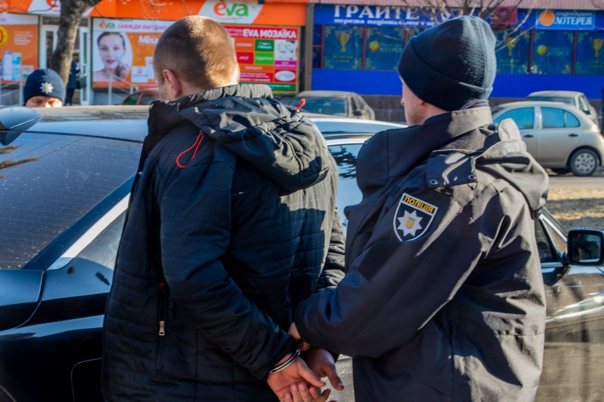 В Днепре полиция задержала людей, которые подозреваются в совершении разбойных нападений В Днепре полиция задержала людей, которые подозреваются в совершении разбойных нападений