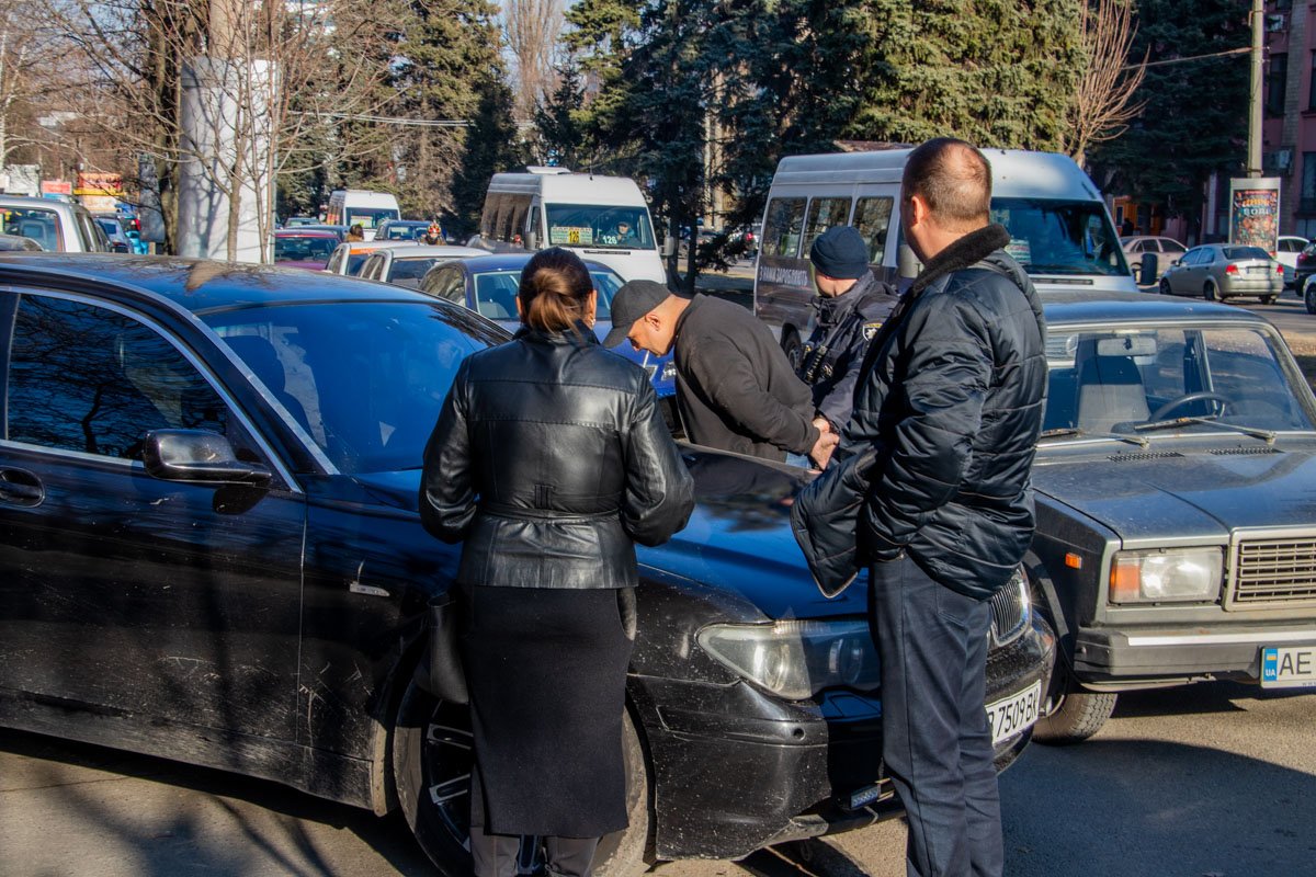 Правонарушителей задержали и направили в районное отделение полиции Правонарушителей задержали и направили в районное отделение полиции