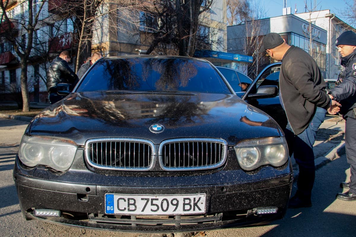 На месте происшествия собрались много "зевак", из-за чего образовалась пробка На месте происшествия собрались много "зевак", из-за чего образовалась пробка
