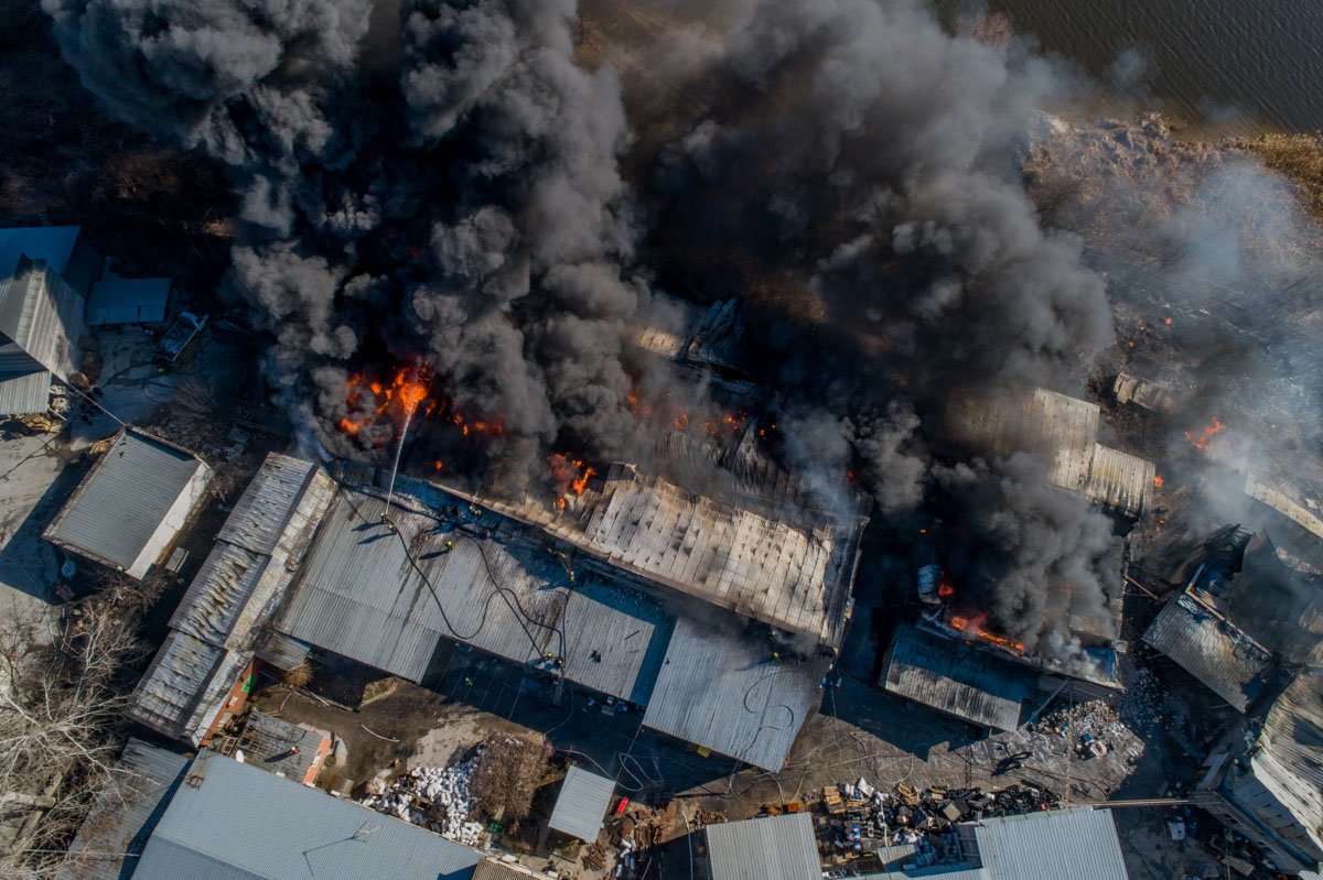 Пожар тушили целый день Пожар тушили целый день