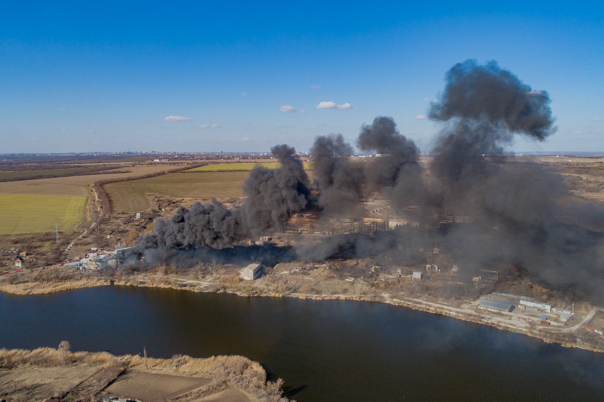Завод почти полностью сгорел Завод почти полностью сгорел