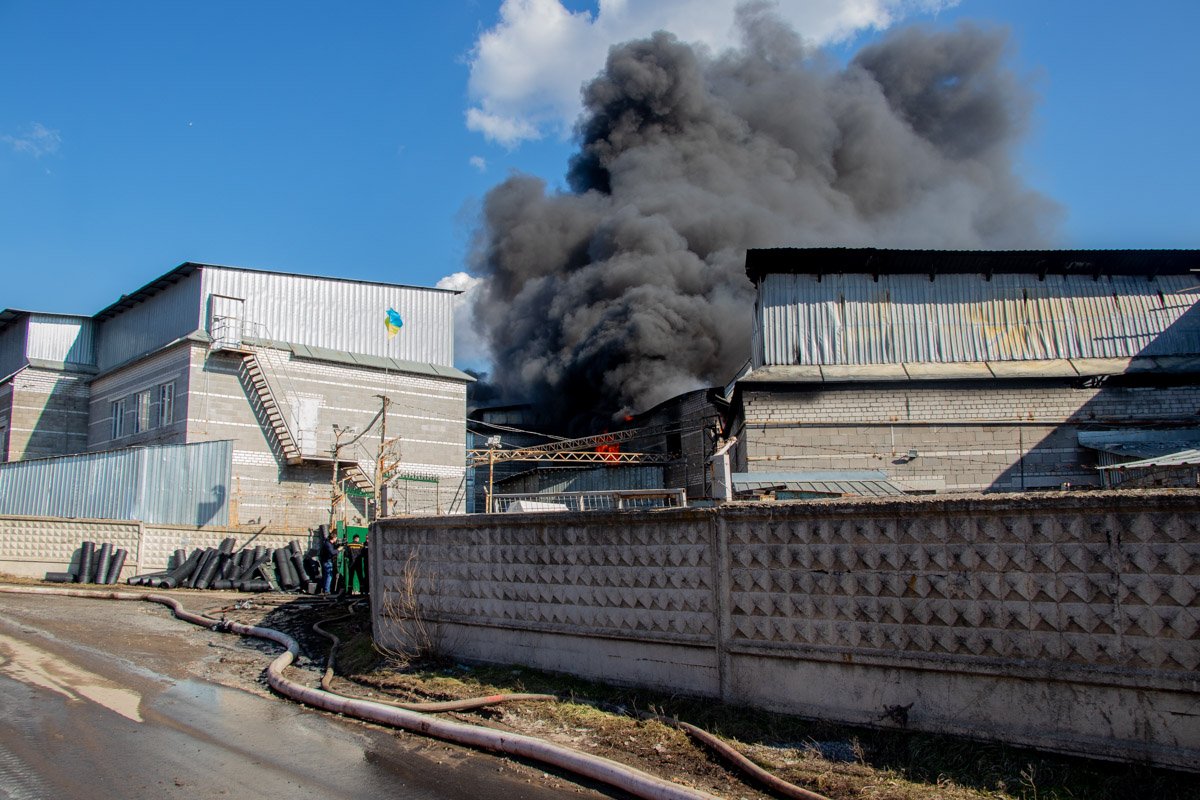 Весь день тушили пожар Весь день тушили пожар