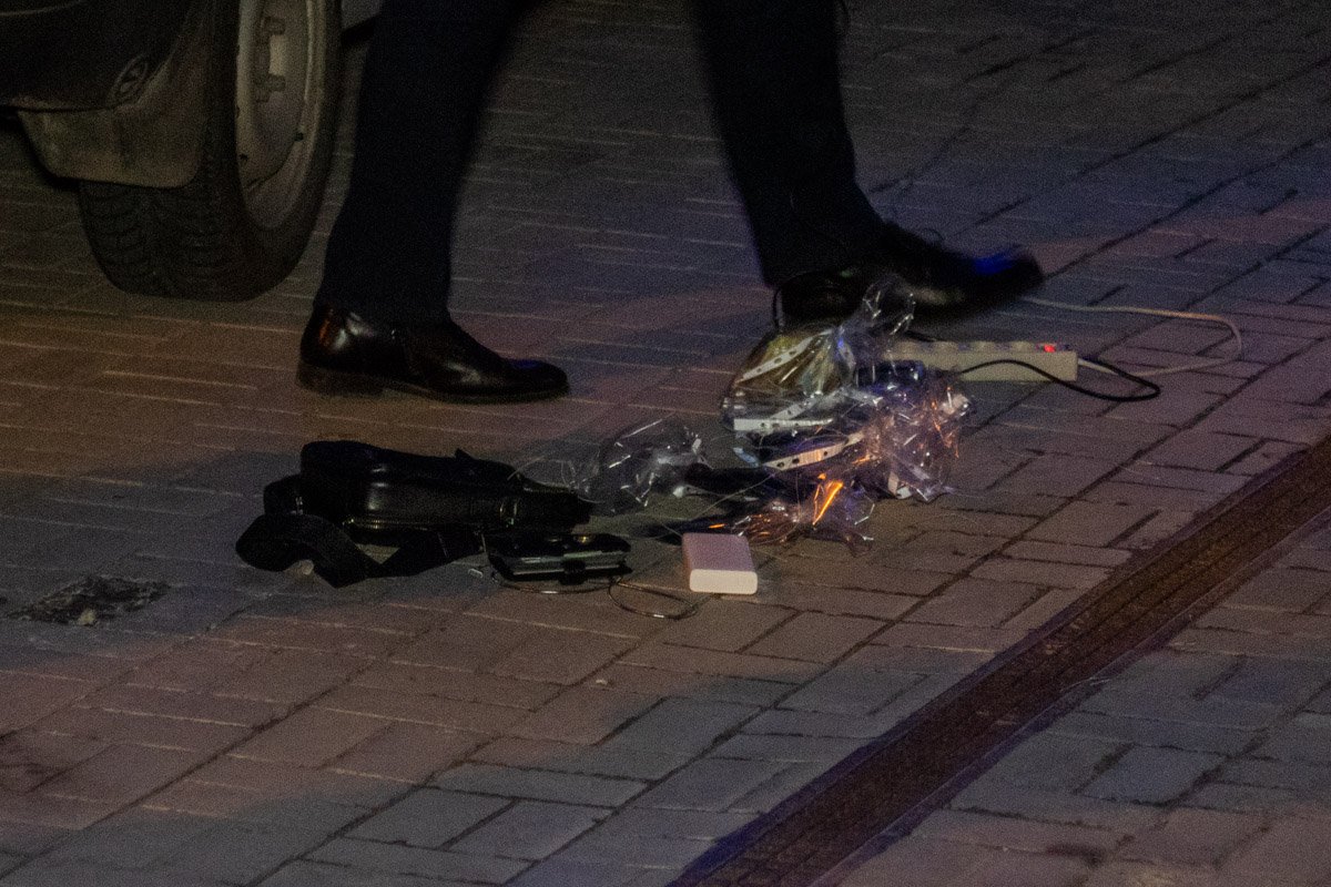 Правоохранители провели обыск и нашли в сумке у Бильцана крупную сумму денег в долларовой валюте и предмет, похожий на оружие Правоохранители провели обыск и нашли в сумке у Бильцана крупную сумму денег в долларовой валюте и предмет, похожий на оружие