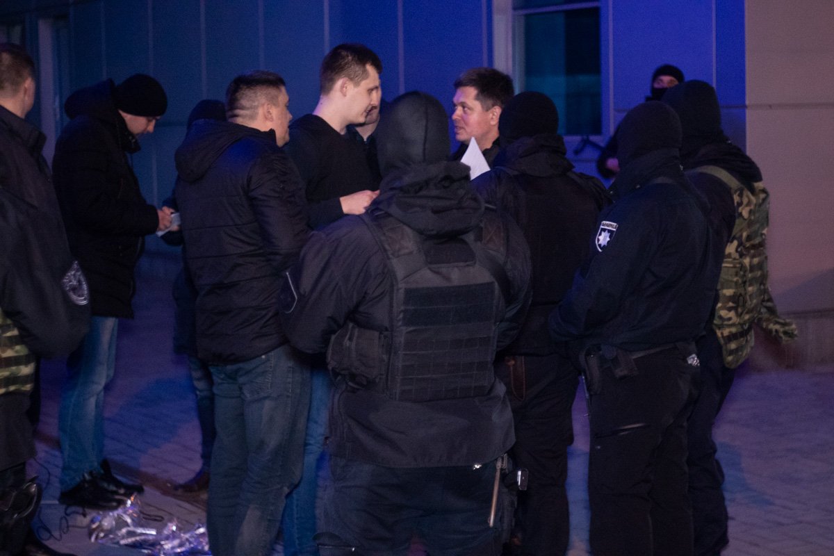 Человек-орало во весь голос кричал о том, что все происходящее - провокация, деньги ему подбросили, как и оружие Человек-орало во весь голос кричал о том, что все происходящее - провокация, деньги ему подбросили, как и оружие