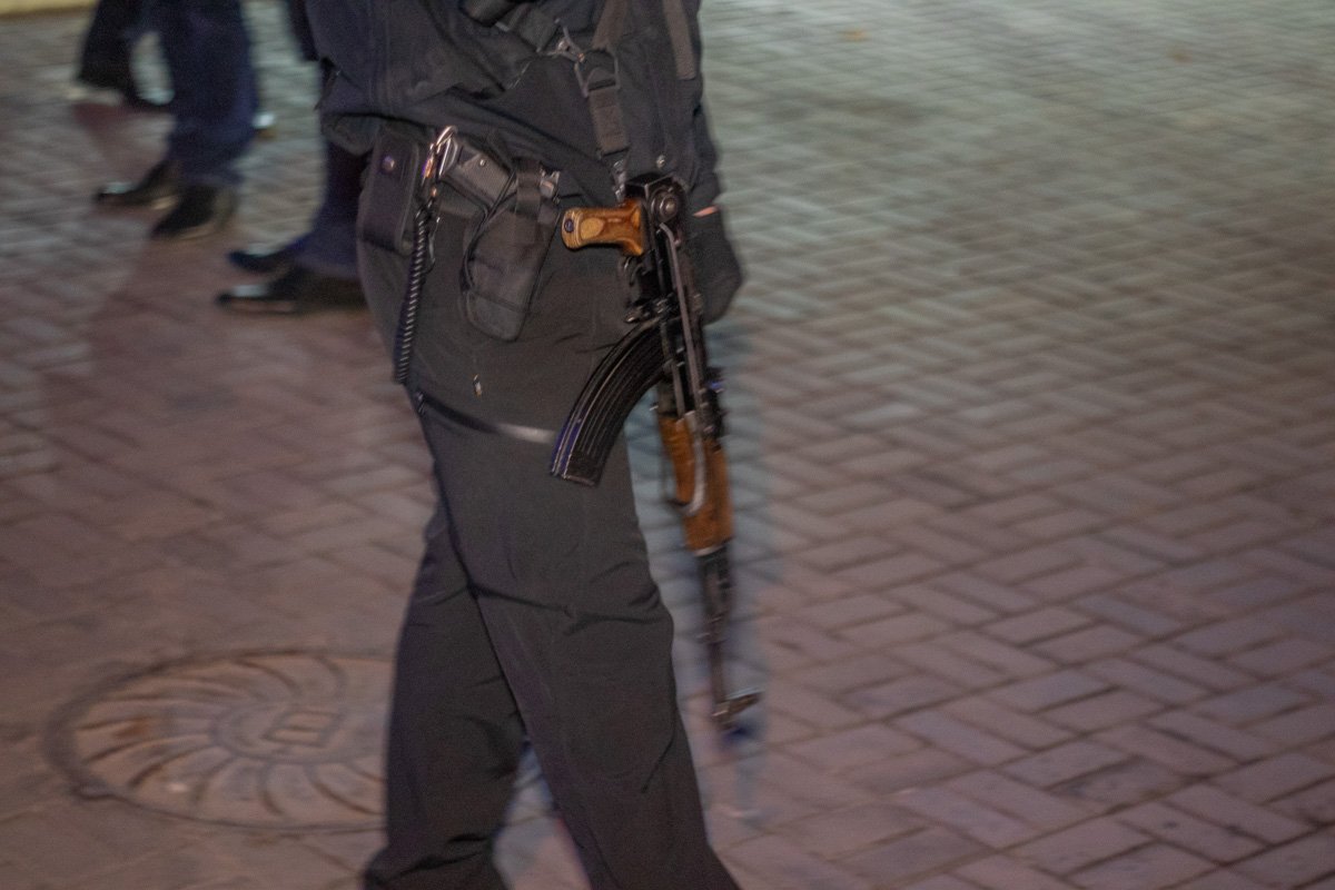 Человека-митинга посадили в автобус и увезли для дальнейших разбирательств Человека-митинга посадили в автобус и увезли для дальнейших разбирательств