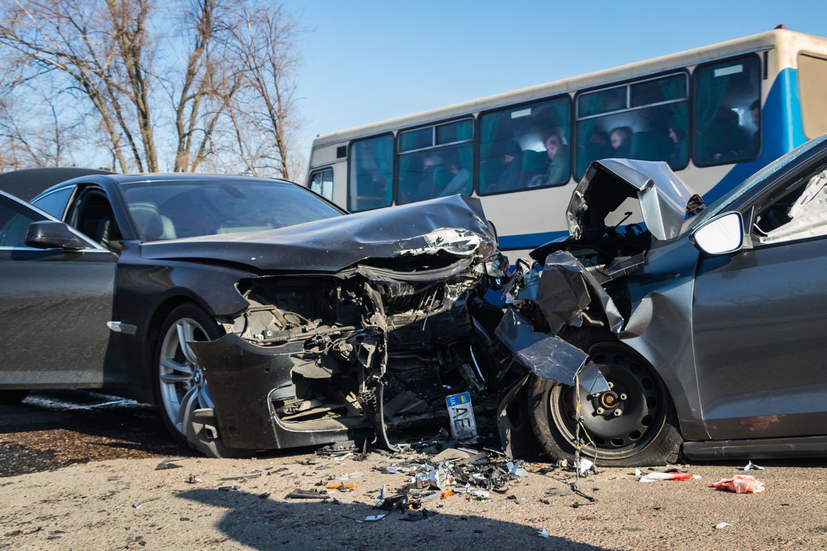 В Днепре Mercedes Sprinter спровоцировал ДТП и скрылся В Днепре Mercedes Sprinter спровоцировал ДТП и скрылся