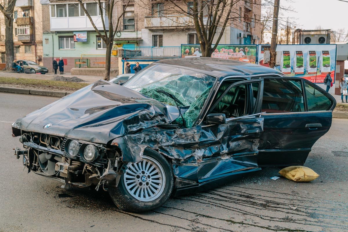 7 марта, около 13:00, на пересечении проспекта Мазепы и улицы Алтайской столкнулись BMW и Ford Transit 7 марта, около 13:00, на пересечении проспекта Мазепы и улицы Алтайской столкнулись BMW и Ford Transit