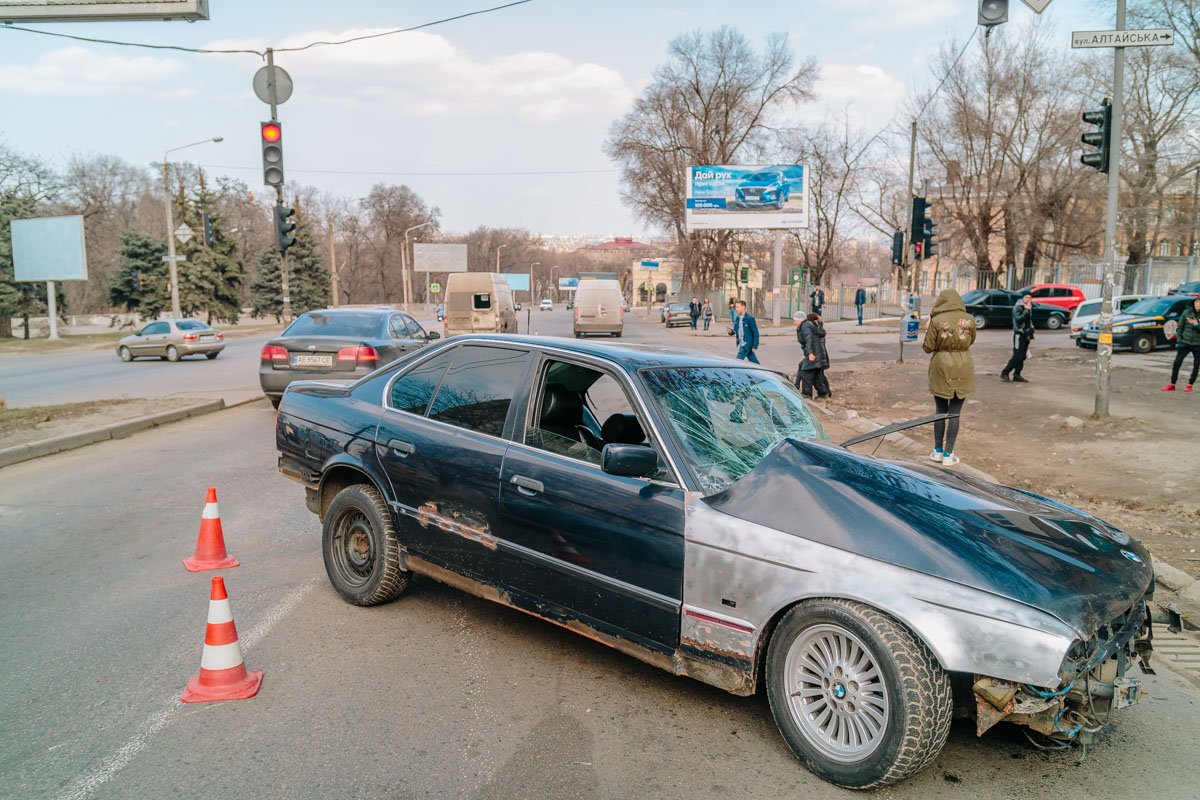 Водитель и пассажир BMW скрылись с места аварии Водитель и пассажир BMW скрылись с места аварии