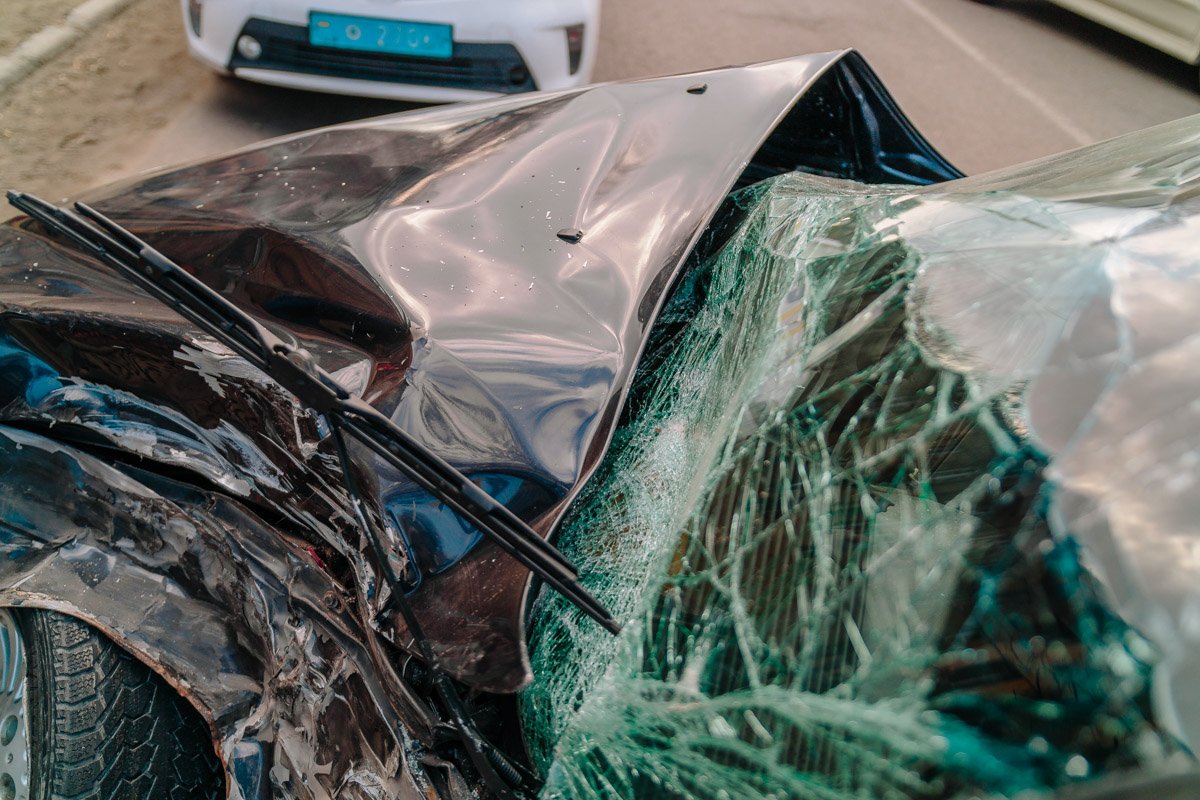 Очевидцы утверждают, что водитель и пассажир получили значительные травмы, однако все равно скрылись с места аварии Очевидцы утверждают, что водитель и пассажир получили значительные травмы, однако все равно скрылись с места аварии