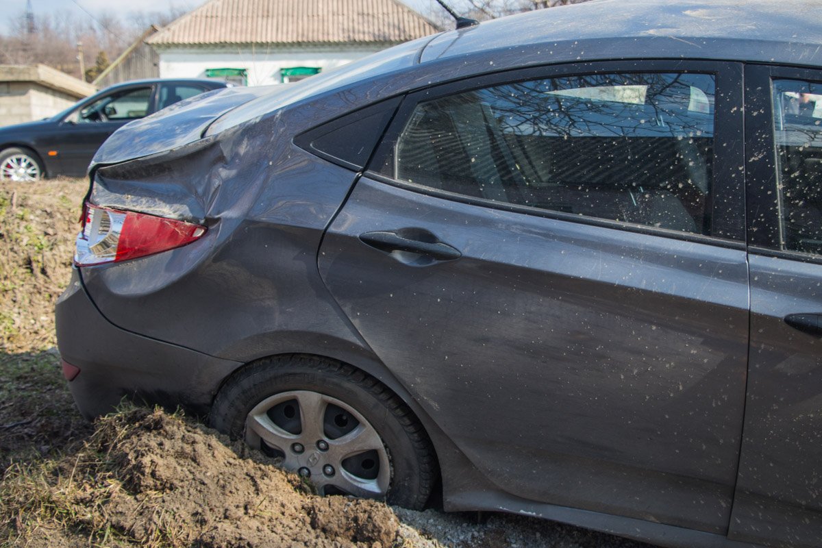 После столкновения водитель Hyundai не остановился, а попытался скрыться с места происшествия После столкновения водитель Hyundai не остановился, а попытался скрыться с места происшествия