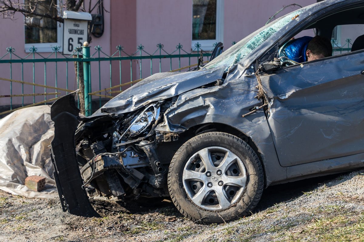 На одном из поворотов на улице Чаплинской Hyundai подскочил на горке и «вылетел» на обочину, задев деревья и камни На одном из поворотов на улице Чаплинской Hyundai подскочил на горке и «вылетел» на обочину, задев деревья и камни