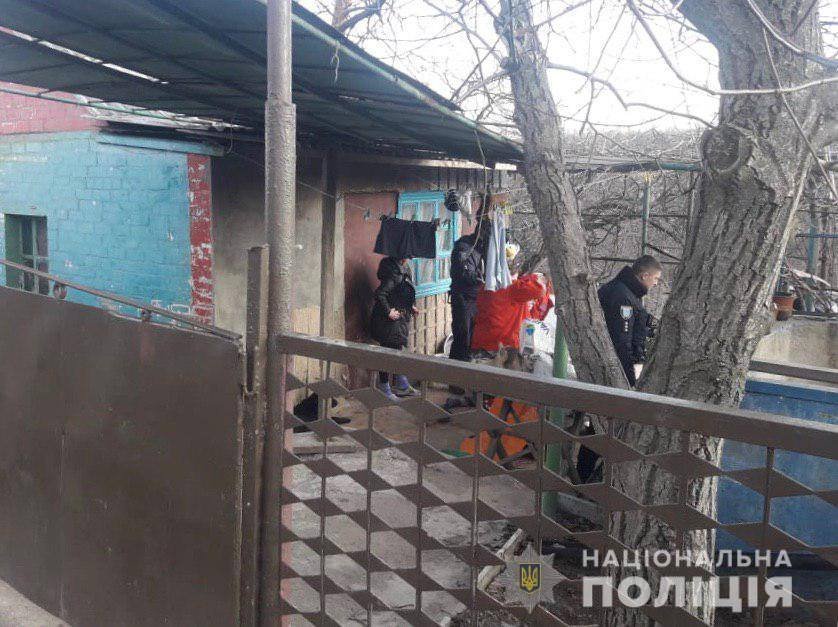 В Днепре мужчина избил жену и напал на полицейского с ножом