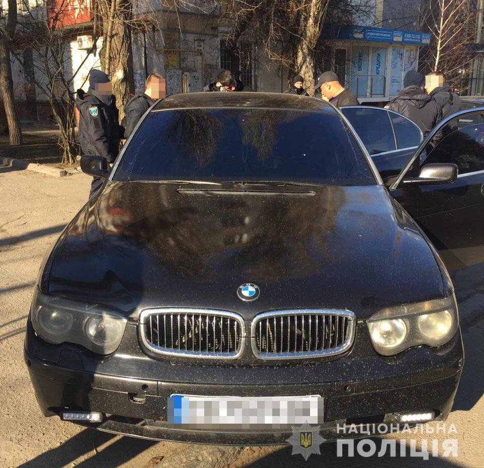 Трое неизвестных ограбили газовую заправку, угрожая охраннику ножом Трое неизвестных ограбили газовую заправку, угрожая охраннику ножом