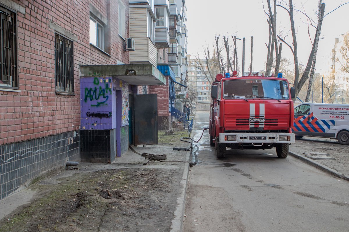 В Днепре на Прогрессивной дымится подъезд жилого дома В Днепре на Прогрессивной дымится подъезд жилого дома