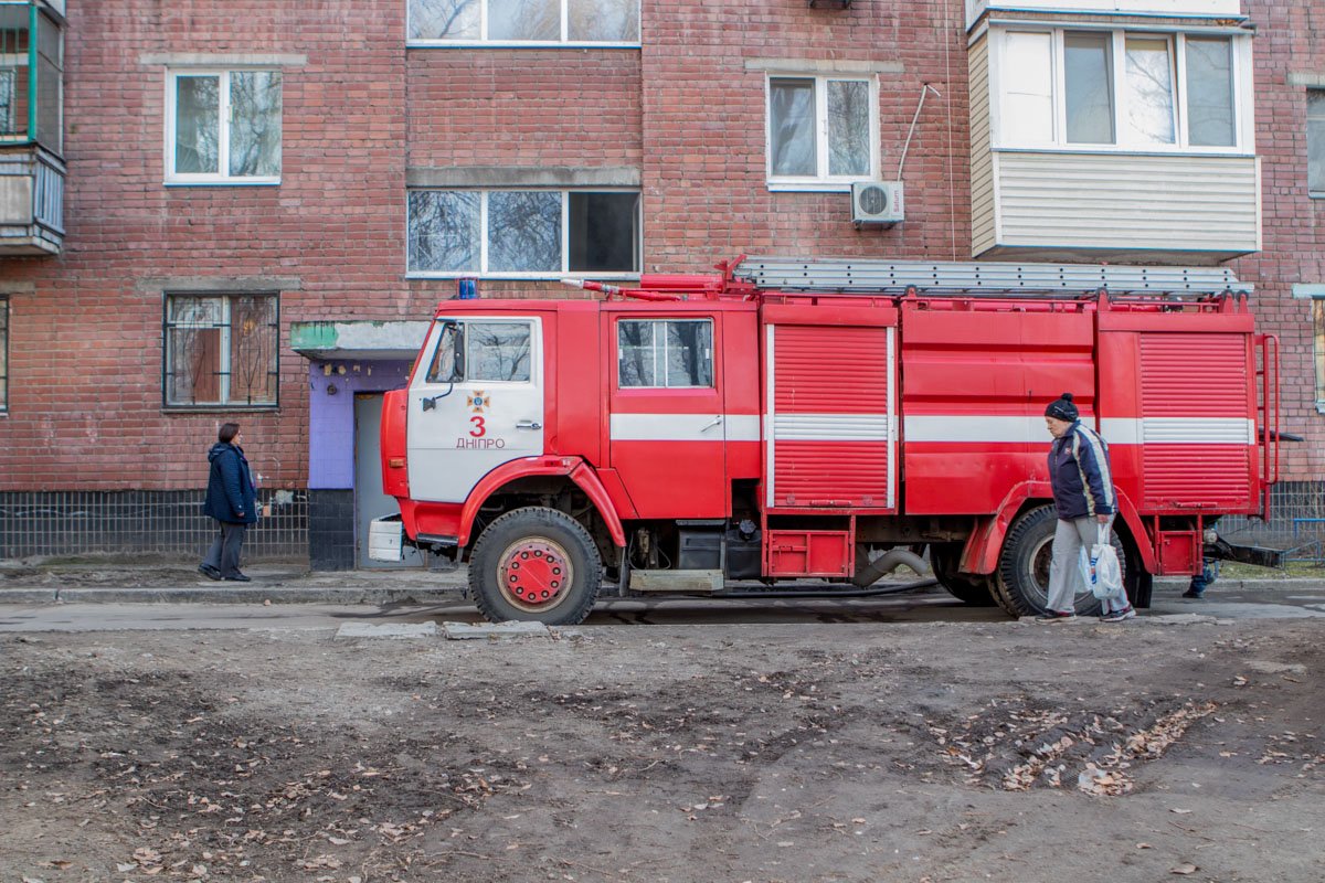 Дым быстро окутал весь подъезд Дым быстро окутал весь подъезд