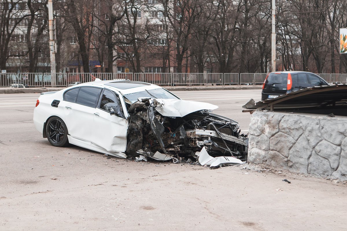 В Днепре на Запорожском шоссе автомобиль BMW влетел в бетонное ограждение В Днепре на Запорожском шоссе автомобиль BMW влетел в бетонное ограждение