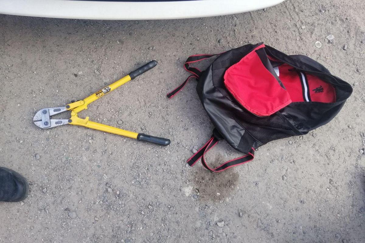 В рюкзаке у мужчины были арматурные ножницы, которыми он, вероятно, и перерезал трос В рюкзаке у мужчины были арматурные ножницы, которыми он, вероятно, и перерезал трос