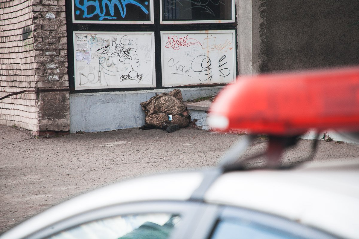В Днепре на Сичеславской Набережной нашли труп военного В Днепре на Сичеславской Набережной нашли труп военного