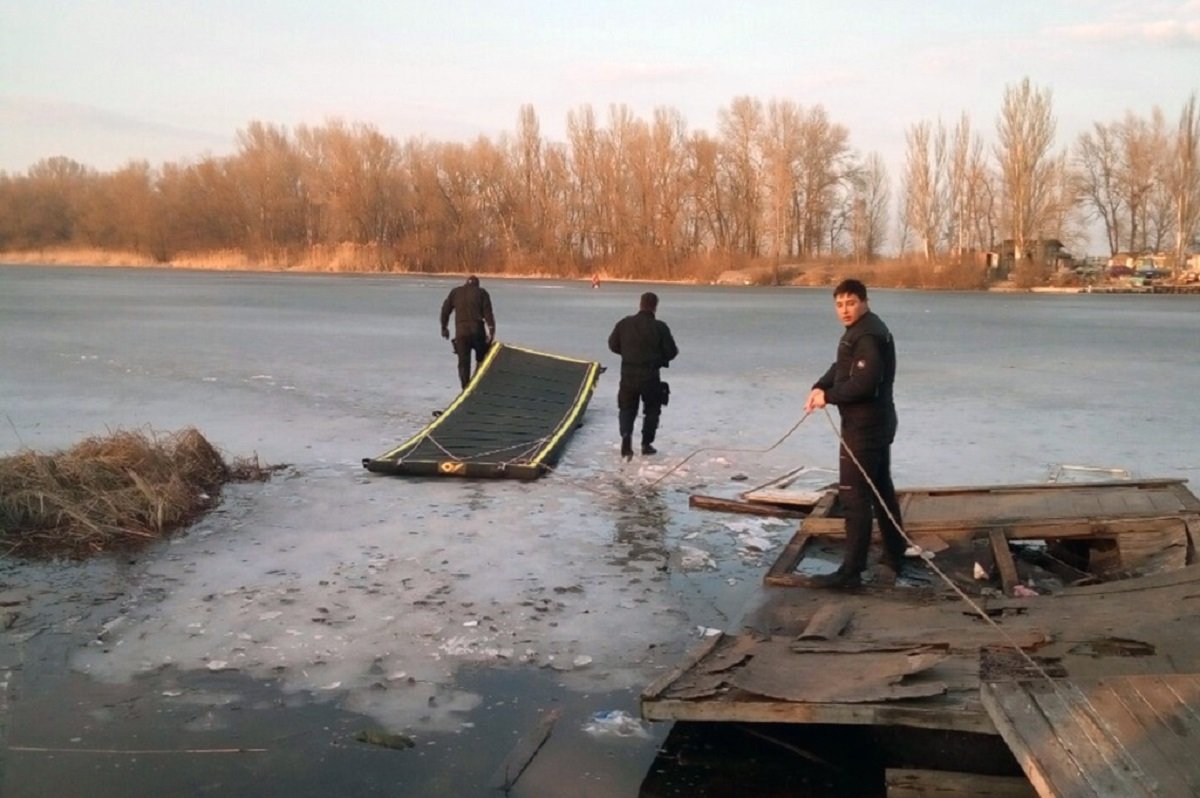 В Днепре на Красном Камне под лед провалились рыбаки В Днепре на Красном Камне под лед провалились рыбаки