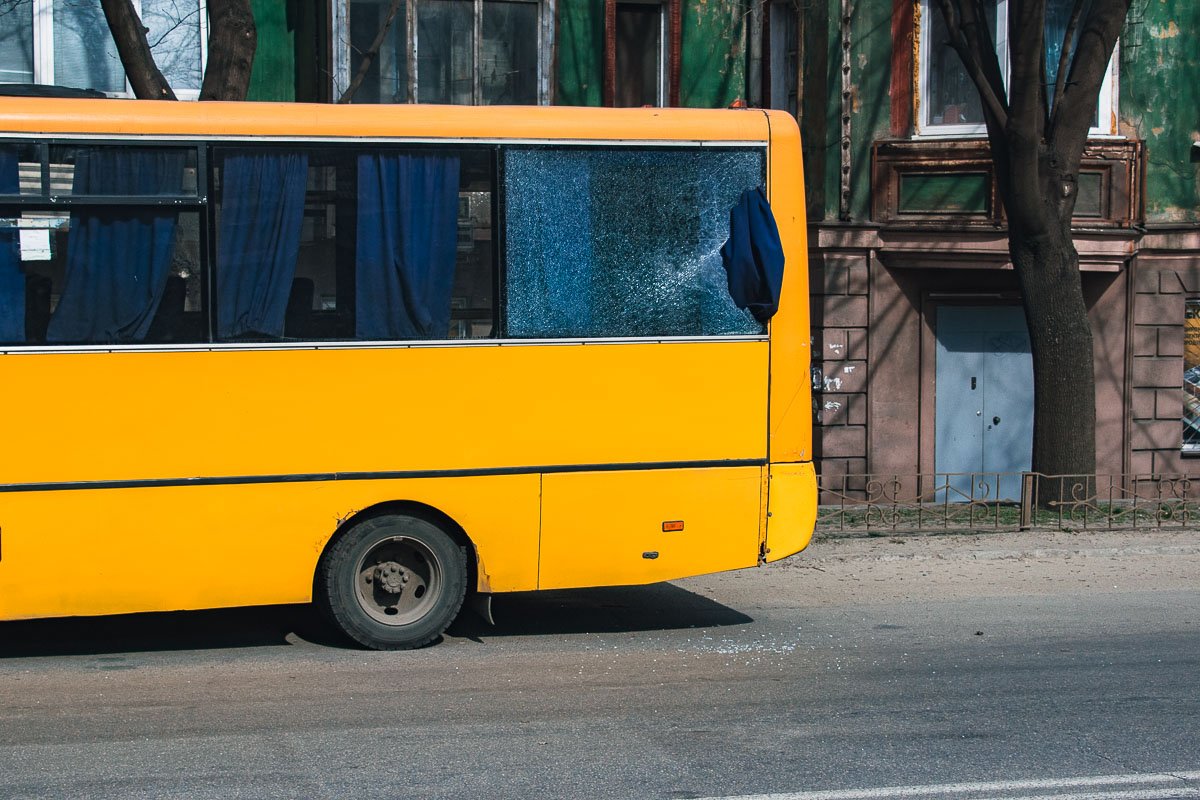 В момент удара пассажиров в салоне автобуса не было В момент удара пассажиров в салоне автобуса не было