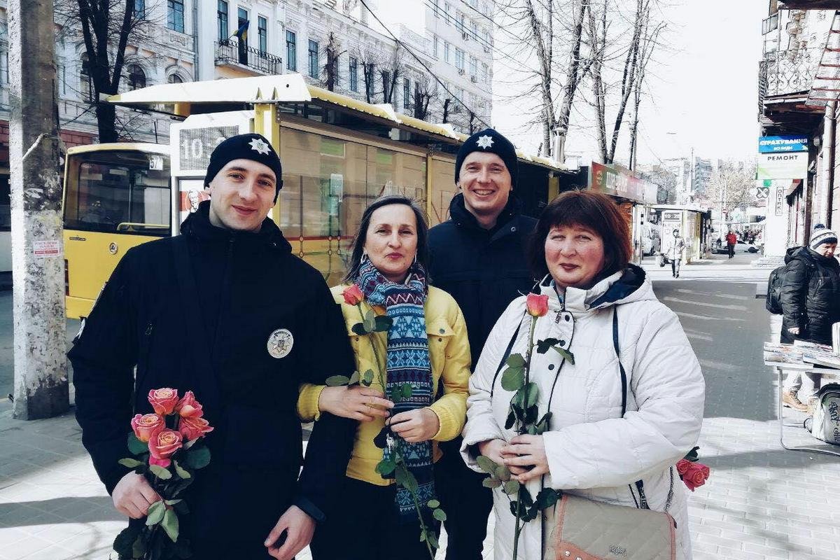 Вместо штрафов и предупреждений - цветы и поздравления Вместо штрафов и предупреждений - цветы и поздравления