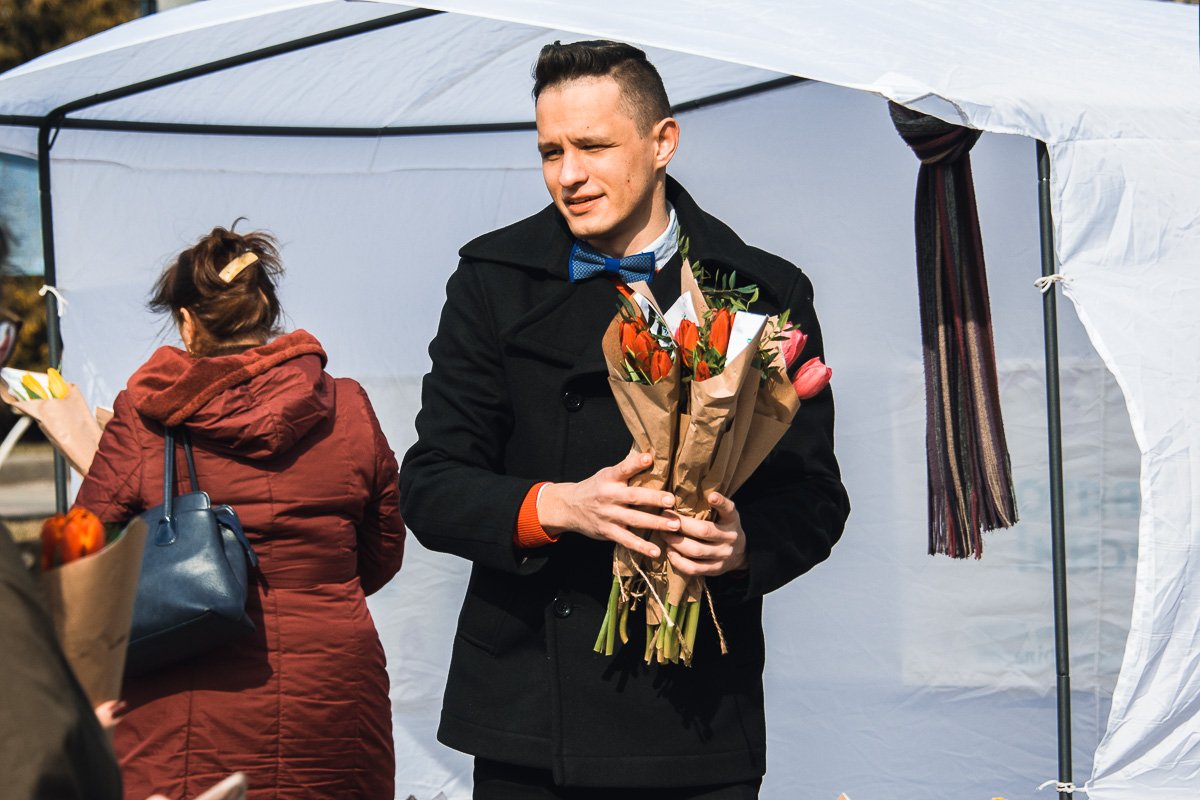 Дамам дарили цветы и открытки