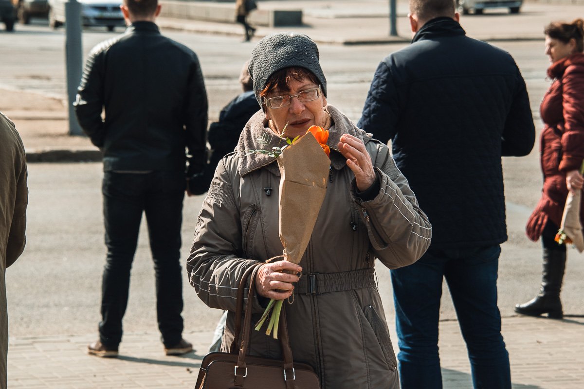 В Днепре по случаю 8 Марта женщинам на улицах дарили цветы