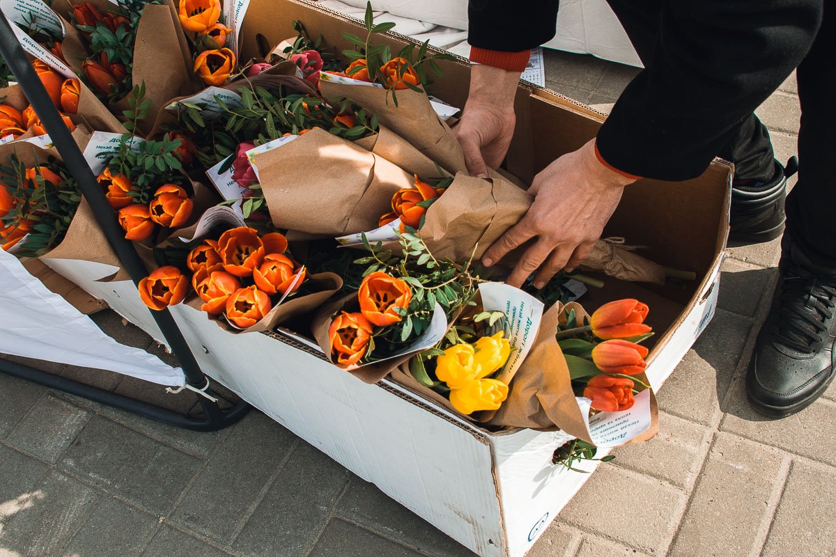 Всего для женщин подготовили 9 тысяч букетов тюльпанов