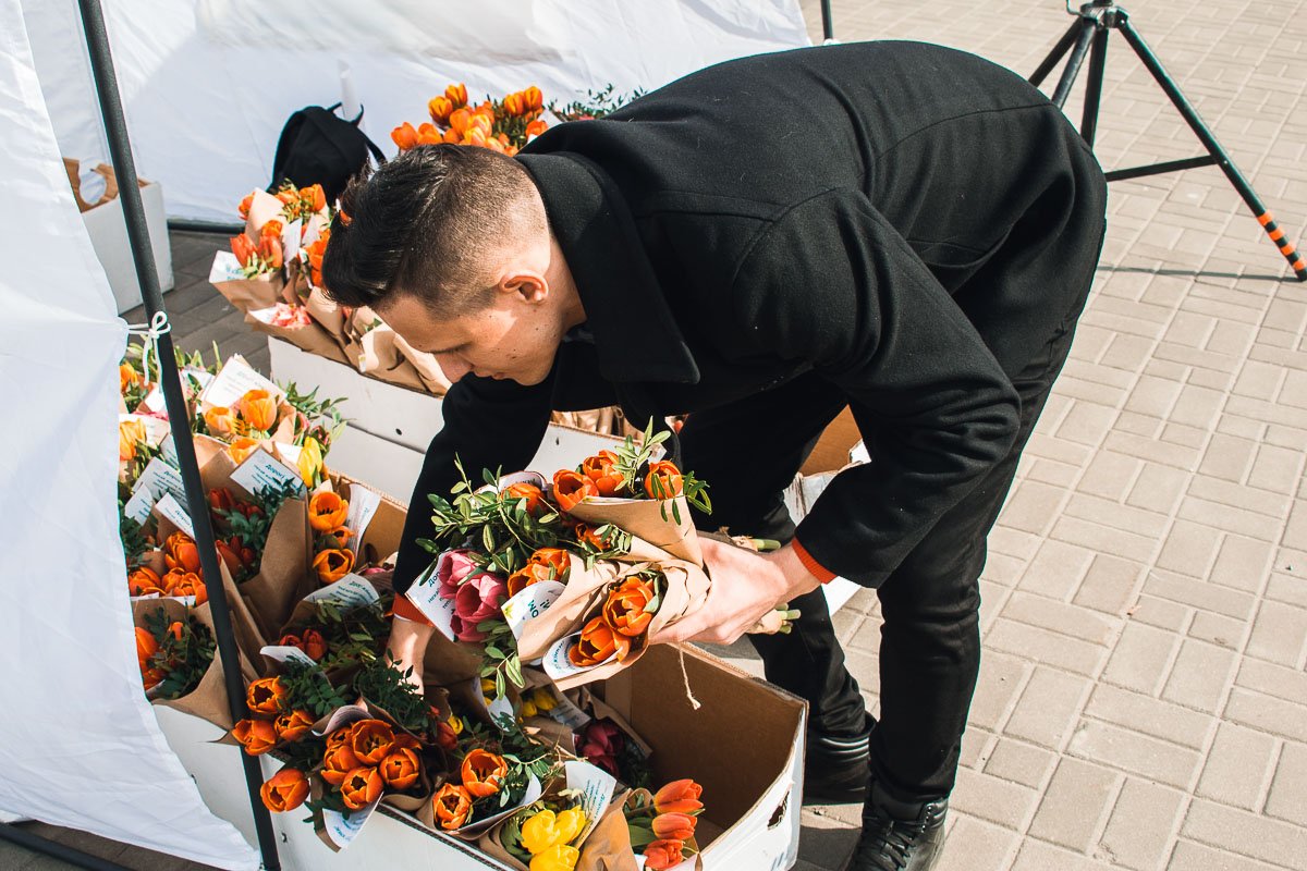 Мужчины вручали женщинам милые букетики тюльпанов 