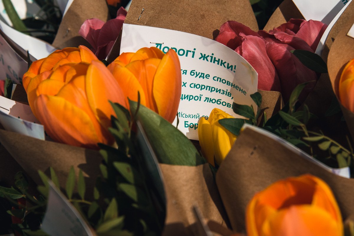 На каждом букете были мини-открыточки с поздравлением 