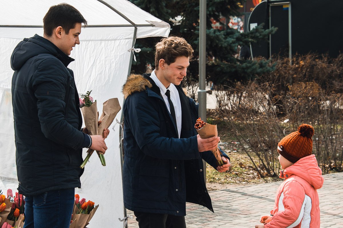  Палатки с цветами и открытками установили в разных районах города