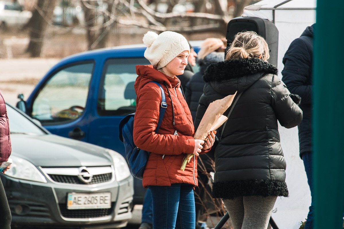 Без праздничных букетов не остались и молодые жительницы города