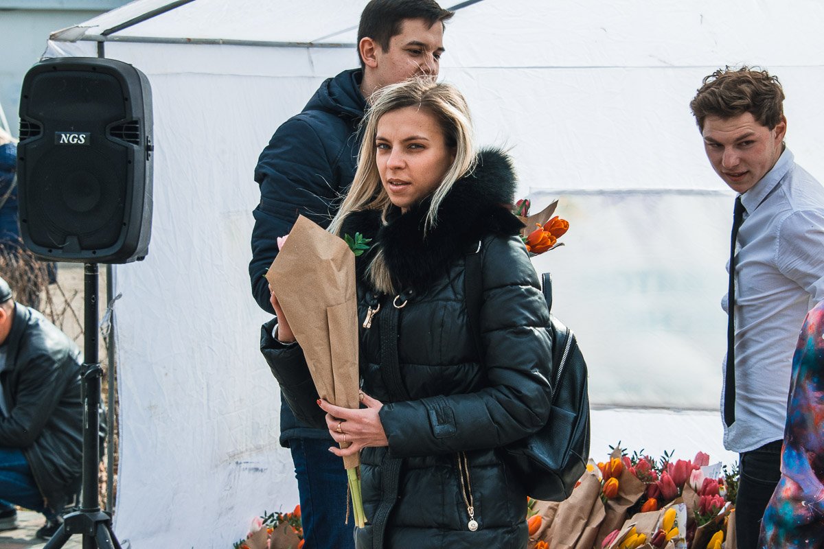 9 тысяч букетов сегодня вручили жительницам Днепра 