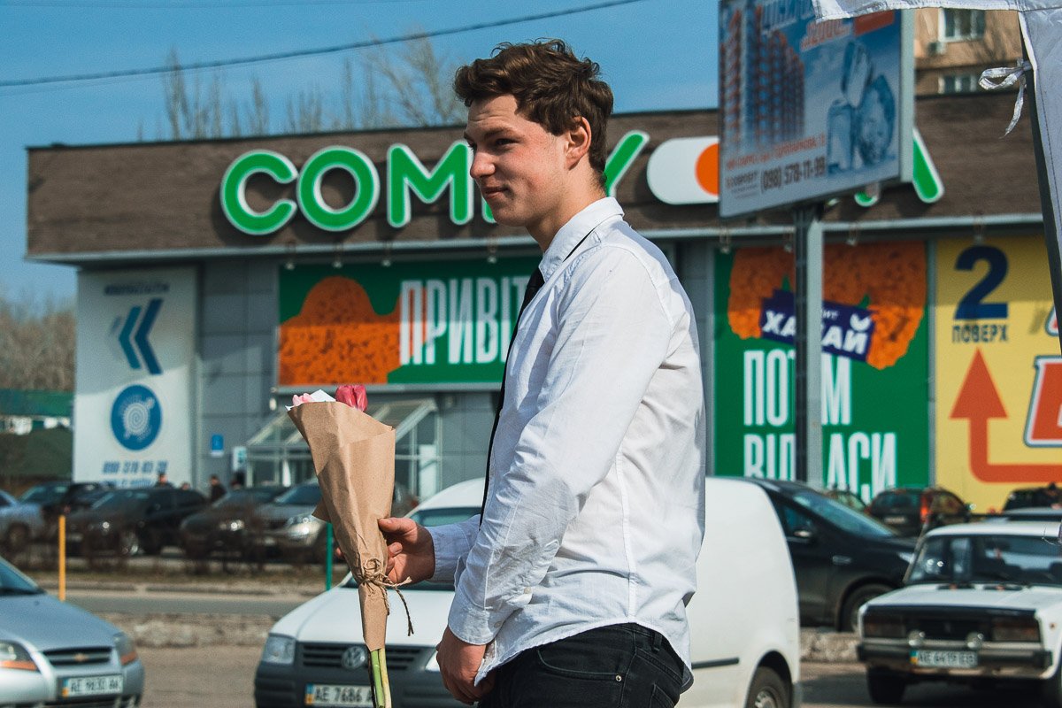 Парни вручали девушкам цветы 