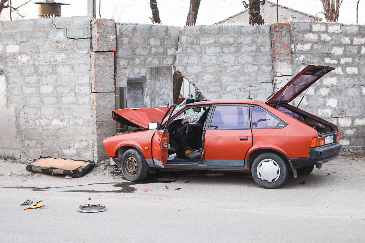 В Днепре Москвич пробил бетонную стену
