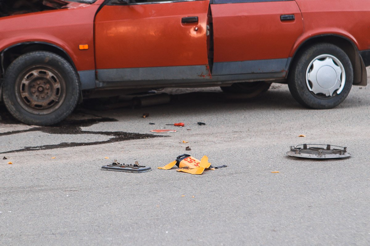 На повороте мужчина потерял контроль над автомобилем и на полной скорости влетел в стену