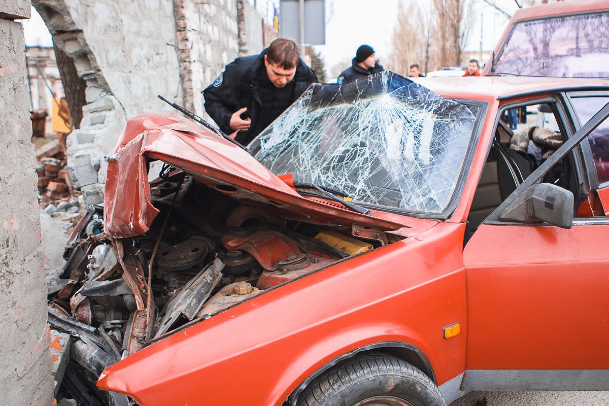 Удар был такой силы, что бетонные блоки посыпались, образовав дыру, а автомобиль превратился в груду металла