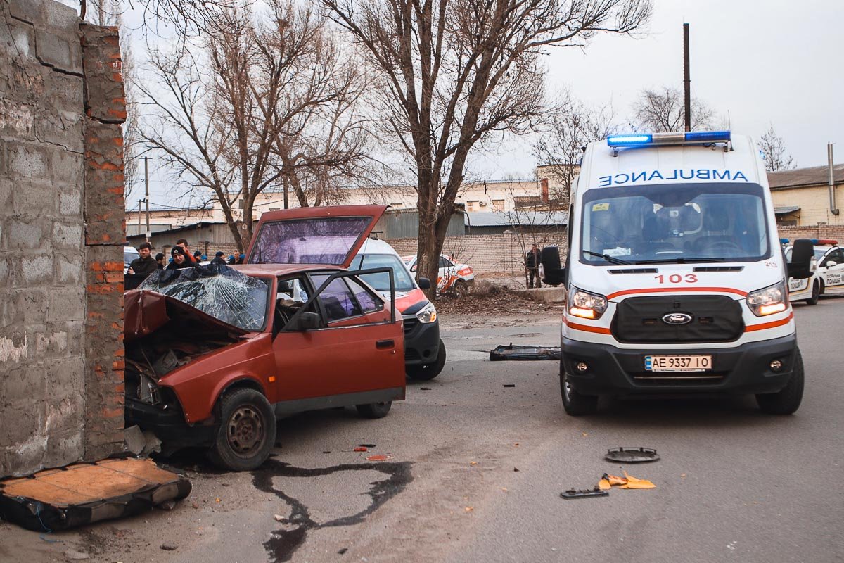 Кроме того, со слов очевидцев, на автомобиле стояла шашка службы такси